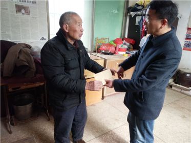 长沙县委台办慰问国民党抗战烈士墓义务守墓人