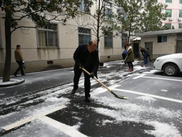 省委台办组织干部职工扫雪保畅通