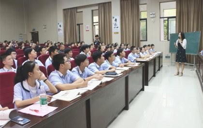 两岸教师进行《桃花源记》公开课展示