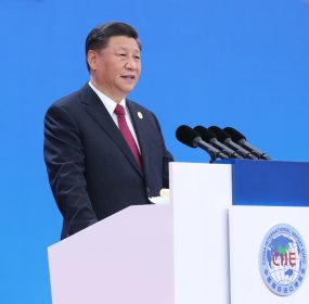 <b>习近平出席第二届中国进博会开幕式并发表演讲</b>