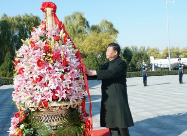 <b>习近平出席庆祝空军成立70周年主题活动</b>