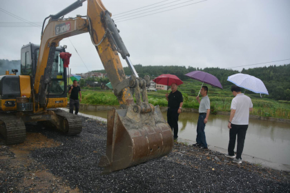 傅雷副主任一行 赴隆回县大坪村扶贫调研慰问困难群众