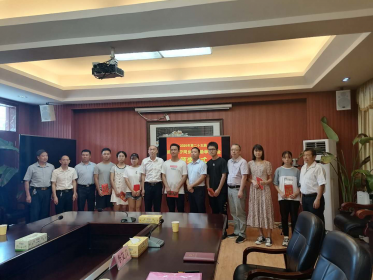 常宁市在台同乡会向寒门学子送去助学金