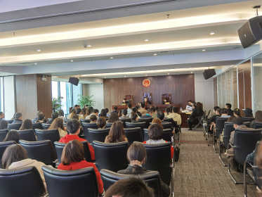 参观模拟法庭 在长台生这样学法