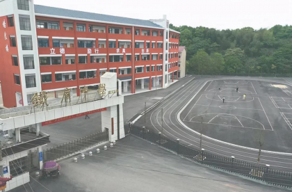 捐建的醴陵母校修得咋样？ 无人机带台湾九旬老人“逛”校园
