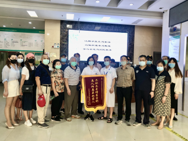 接种新冠疫苗 雨花区台胞真诚感谢送锦旗
