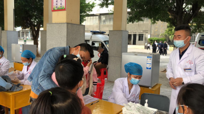 江永县7岁台生在校接种新冠疫苗
