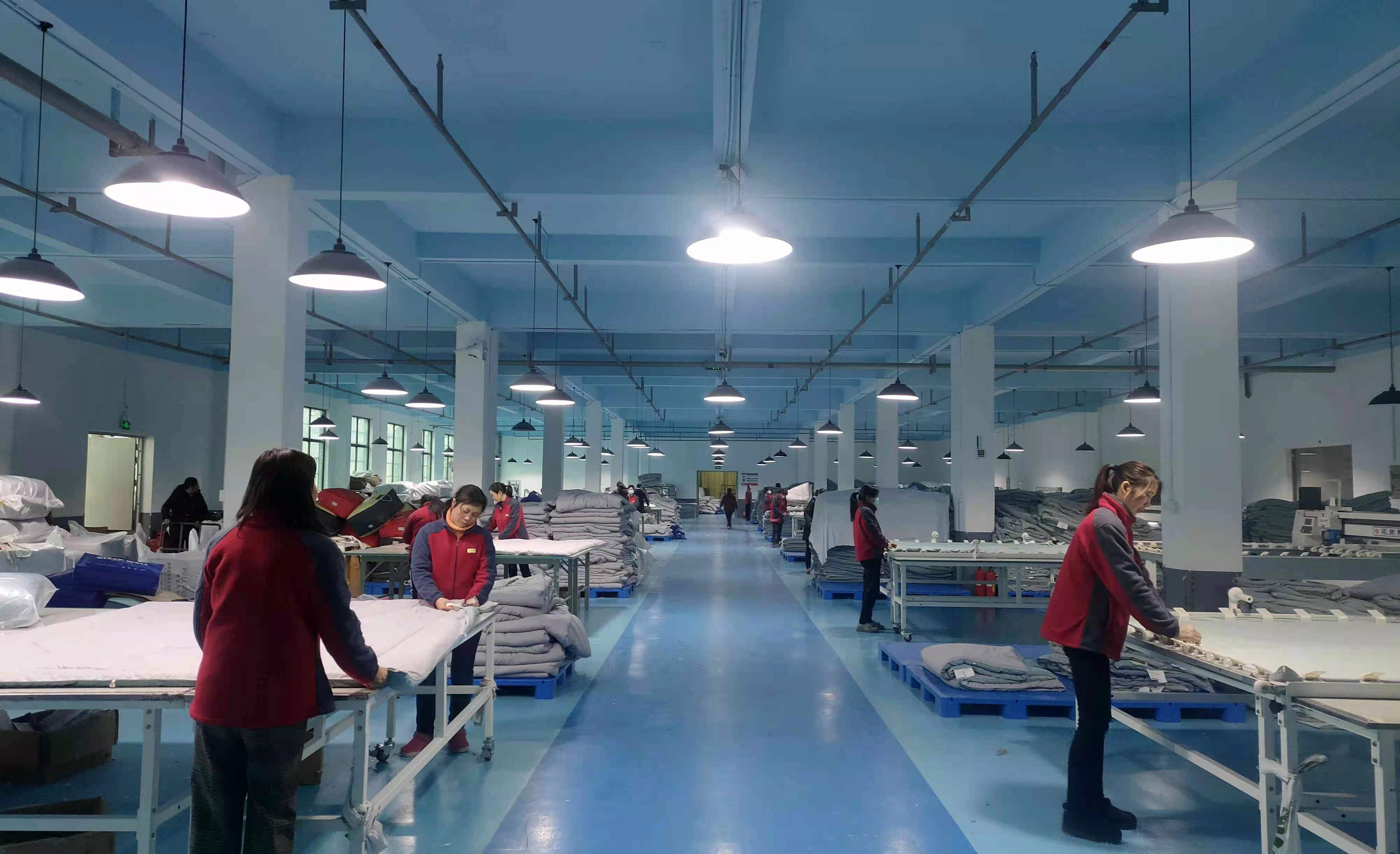 湖南富丽真金家纺有限公司生产车间一景。 湖南富丽真金家纺有限公司生产车间一景。