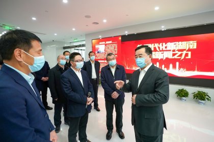张庆伟在省直主要新闻出版单位调研并座谈