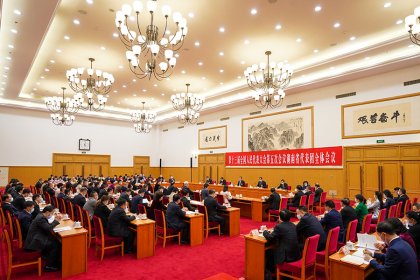 湖南代表团举行第一次全体会议