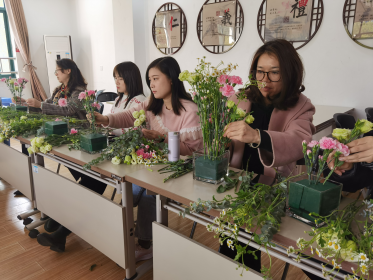 西湖社区开展“花样美丽，花样生活” 涉台主题插花活动