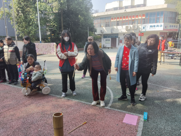 湘仪社区开展“春暖游园，巾帼同乐”妇女节活动