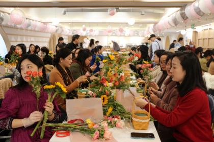 以花为媒 共叙情谊 长沙市举办“魅力女人 携手同行”三八妇女节联谊活动