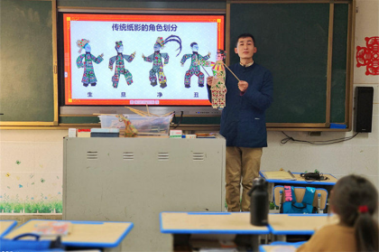 省级非物质文化遗产纸影戏传承人—台属吴渊将文化送进校园