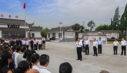 <b>习近平在四川考察：深入贯彻新发展理念主动融入新发展格局 在新的征程上奋</b>