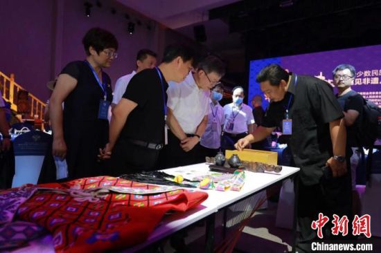 湘台两地嘉宾观看非物质文化遗产展演。 怀化台办 供图 湘台两地嘉宾观看非物质文化遗产展演。 怀化台办 供图