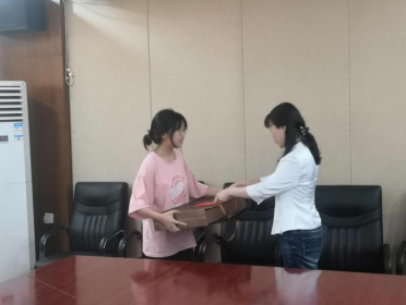台企富丽真金爱心资助高考学子