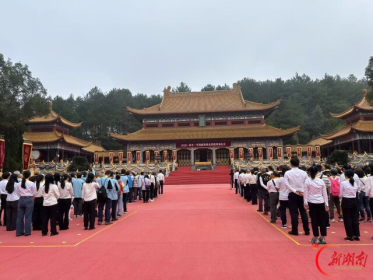 两岸同胞齐聚炎帝陵，共拜始祖共叙亲情