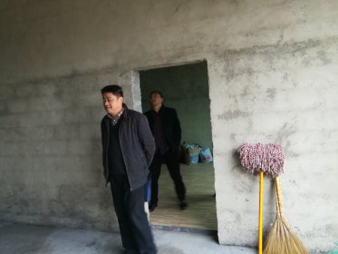 湘西州台办主任何杰走访扶贫村“结对子”户送温暖促脱贫