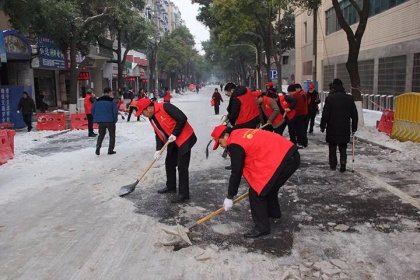 澧县统战部、台办干部上街扫雪保畅通