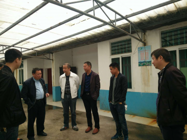 民营企业家张国进到端里村指导精准扶贫农业项目开发