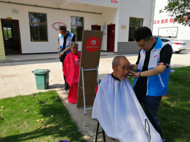 冷水滩区委统战部台办志愿服务走进敬老院义务理发献爱心