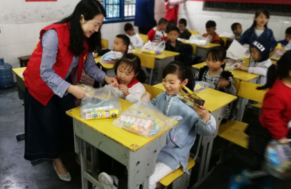 凤凰县台办爱心陪伴留守儿童过 “六一”