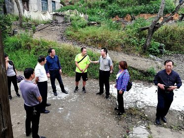 怀化市委台办党支部扶贫村开展主题党日活动