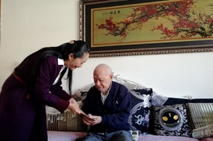 石门县台办重阳节走访慰问台胞
