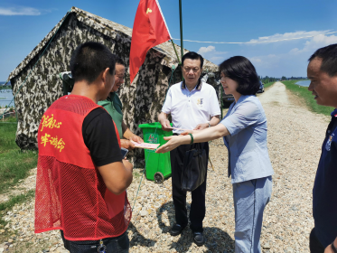 情系防汛一线 慰问温暖人心 ——岳阳市委台办、台协会慰问防汛一线勇士